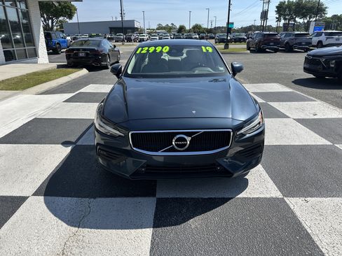 Used 2019 Volvo S60 T6 Momentum image 2