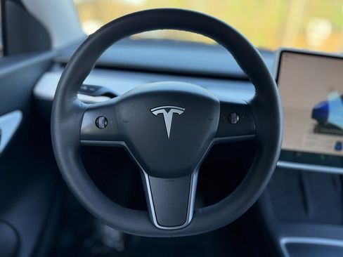 Used 2022 Tesla Model Y Long Range image 42