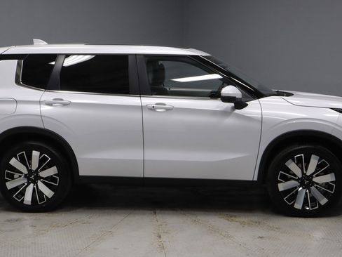 New 2026 Mitsubishi Outlander SE image 9