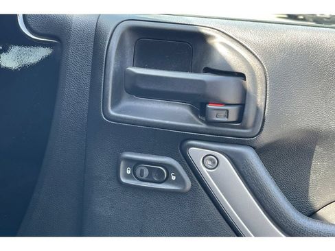 Used 2017 Jeep Wrangler Unlimited Sahara w/ Connectivity Group AWD/4WD image 21