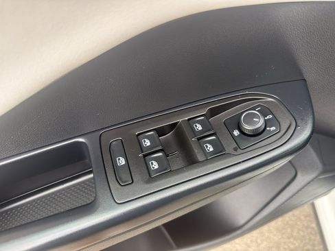 Used 2025 Volkswagen Taos SE AWD/4WD image 13