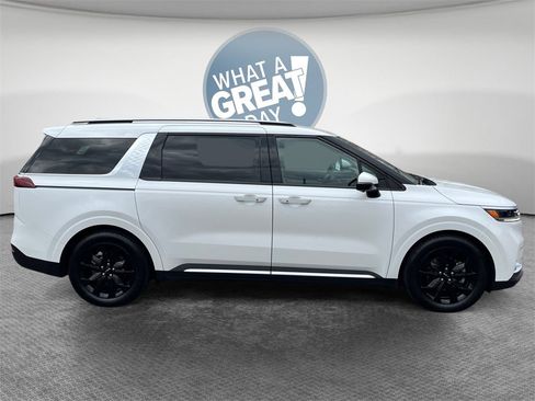 Used 2022 Kia Carnival SX image 2