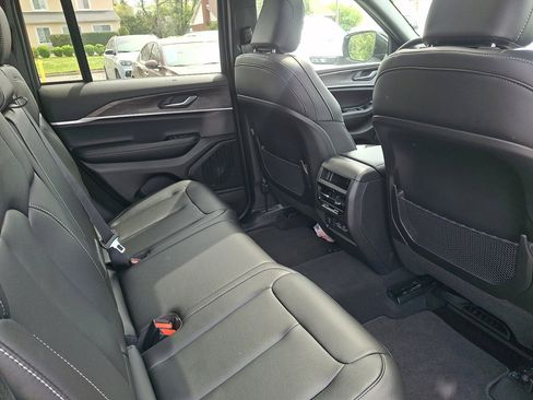 Used 2025 Jeep Grand Cherokee Limited w/ MOPAR Finishing Package image 15