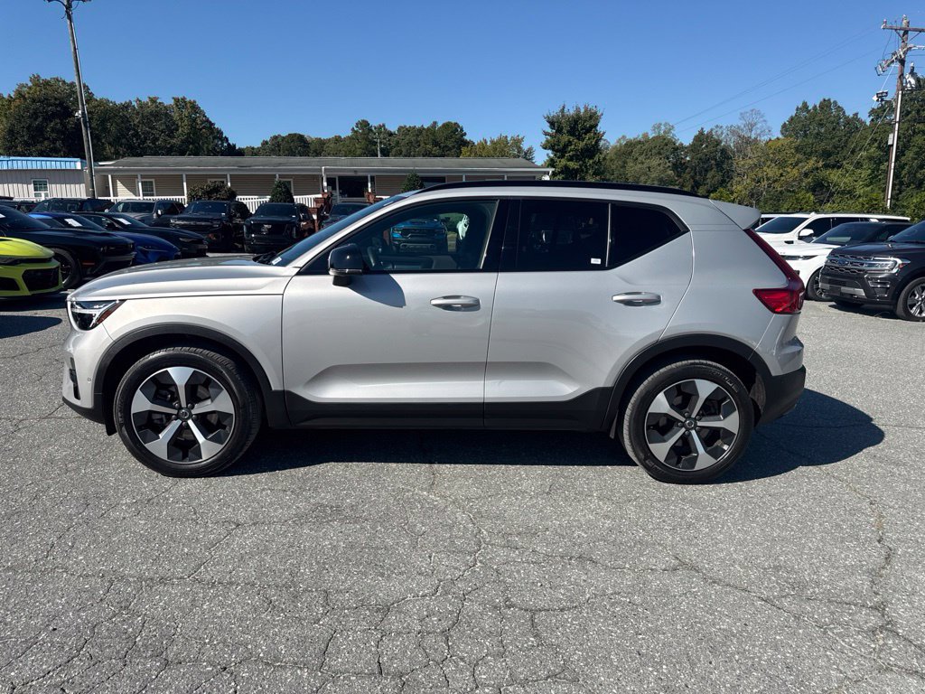 Used 2025 Volvo XC40 B5 Plus AWD/4WD image 2