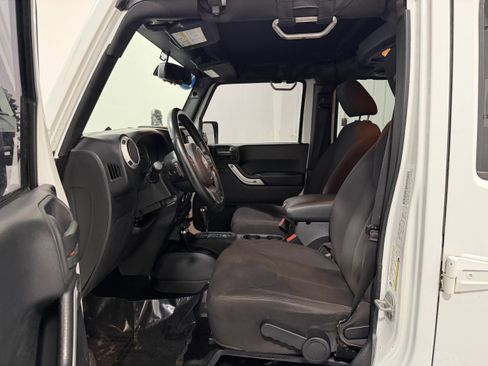 Used 2014 Jeep Wrangler Unlimited Sahara image 4