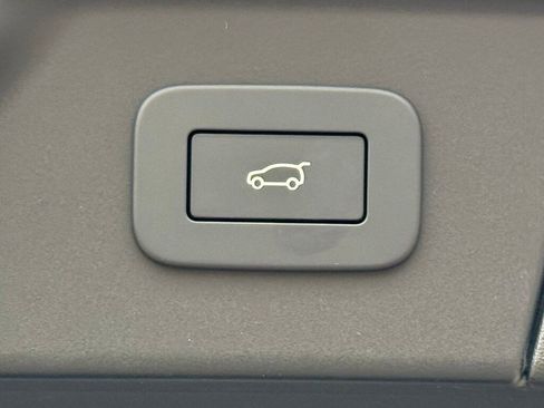 Used 2025 Land Rover Range Rover Velar Dynamic SE image 38