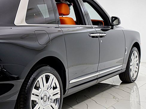 Used 2022 Rolls-Royce Cullinan AWD/4WD image 12