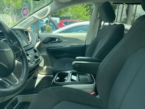 Used 2021 Chrysler Pacifica Touring FWD image 6