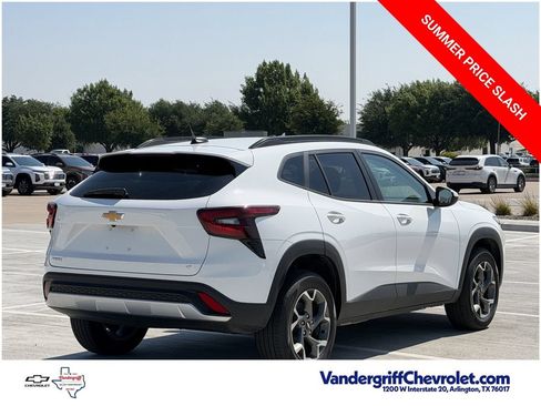 Used 2025 Chevrolet Trax LT w/ Driver Confidence Package FWD image 4