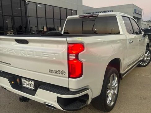 Used 2022 Chevrolet Silverado 1500 High Country w/ High Country Premium Package AWD/4WD image 2