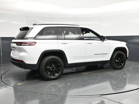 Used 2025 Jeep Grand Cherokee Altitude AWD/4WD image 4