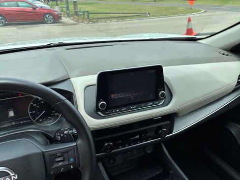 Used 2025 Nissan Rogue SV AWD/4WD image 17