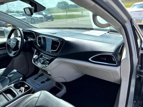 Used 2018 Chrysler Pacifica Touring-L image 26