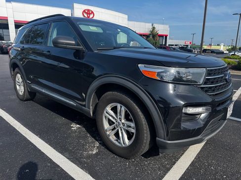 Used 2021 Ford Explorer XLT w/ Equipment Group 202A AWD/4WD image 2