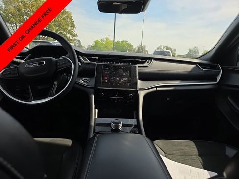 Used 2025 Jeep Grand Cherokee Altitude image 15