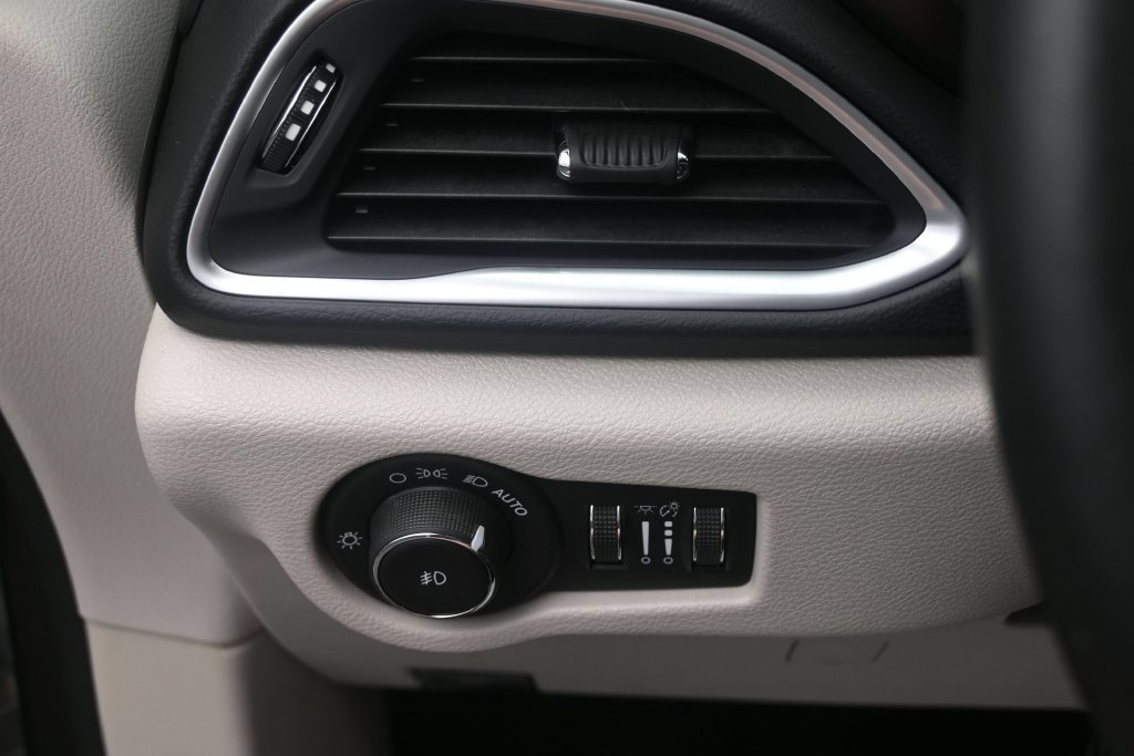 Used 2017 Chrysler Pacifica Touring-L Plus FWD image 33