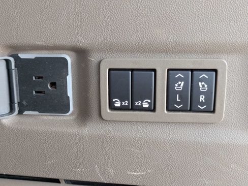 Used 2022 GMC Yukon XL Denali RWD image 9