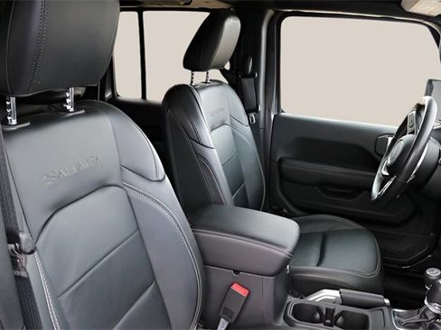 Used 2018 Jeep Wrangler Unlimited Sahara image 20