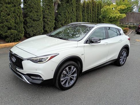 Used 2017 INFINITI QX30 Premium w/ Navigation Package AWD/4WD image 2