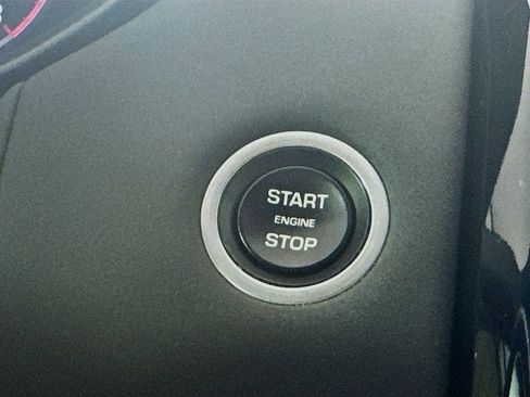 Used 2020 Land Rover Discovery SE image 19