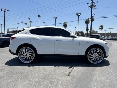 Used 2017 Maserati Levante AWD/4WD image 11