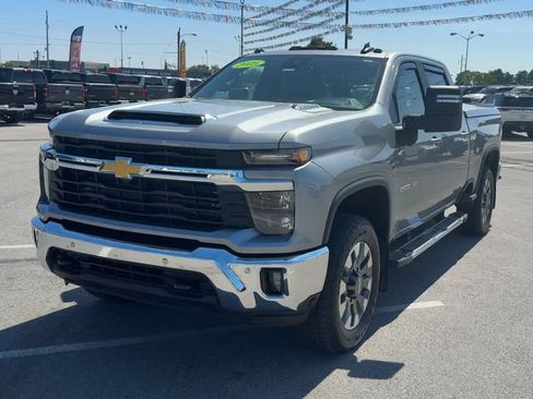 Used 2025 Chevrolet Silverado 2500 LT AWD/4WD image 2