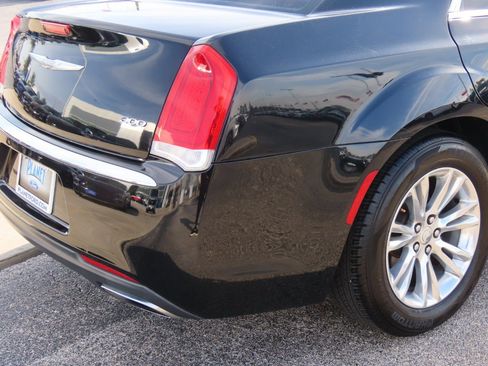 Used 2017 Chrysler 300 Limited w/ Value Package image 12