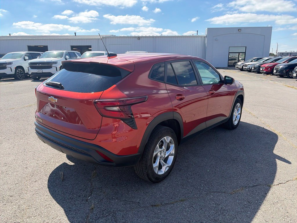 Used 2024 Chevrolet Trax LS w/ LS Convenience Package FWD image 6