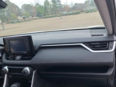 Used 2021 Toyota RAV4 XLE image 19