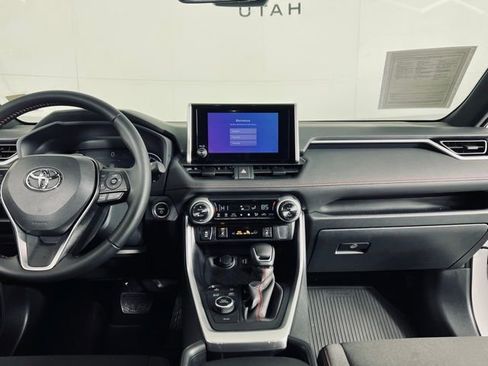 Used 2025 Toyota RAV4 SE image 29