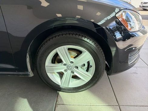 Used 2017 Volkswagen Golf SE image 10