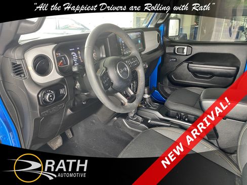 Used 2024 Jeep Gladiator Overland AWD/4WD image 12