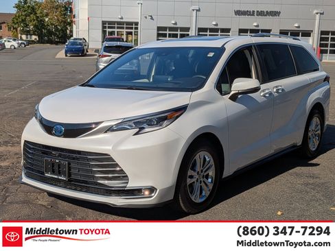 Used 2023 Toyota Sienna Platinum image 7