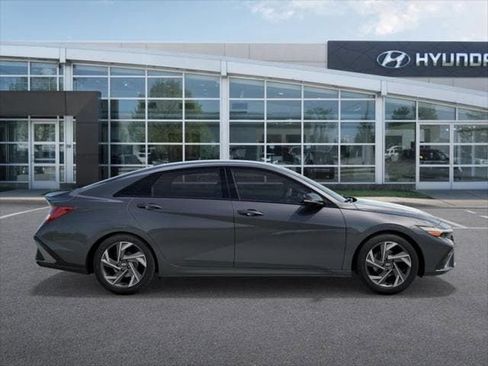 New 2025 Hyundai Elantra SEL image 7