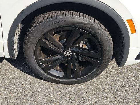 Certified 2024 Volkswagen Tiguan SE R-Line AWD/4WD image 10