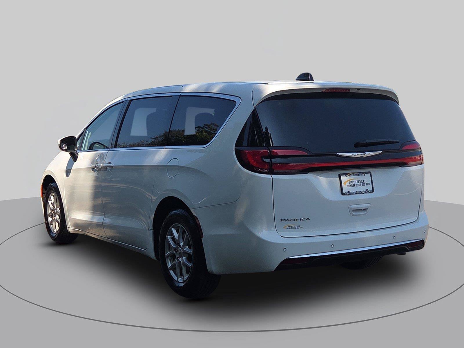Used 2023 Chrysler Pacifica Touring-L FWD image 5