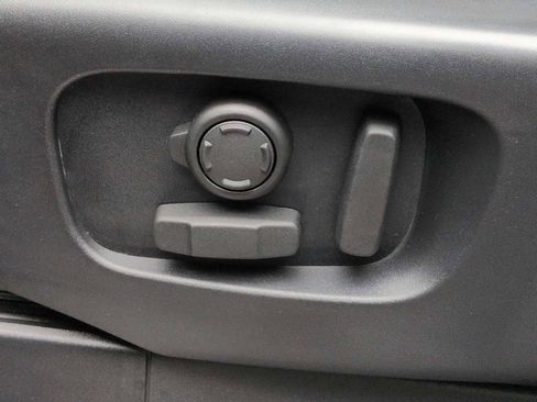 Used 2024 Land Rover Discovery S image 17