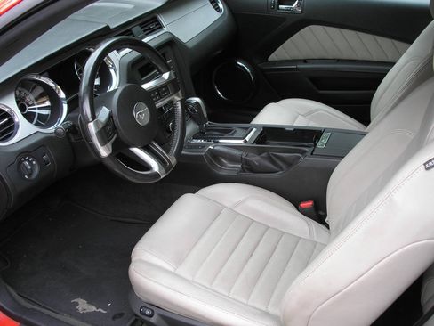 Used 2013 Ford Mustang Premium RWD image 3
