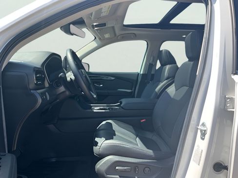 Used 2025 Honda Pilot Touring image 17