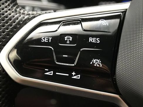 Used 2023 Volkswagen Tiguan SE R-Line FWD image 19