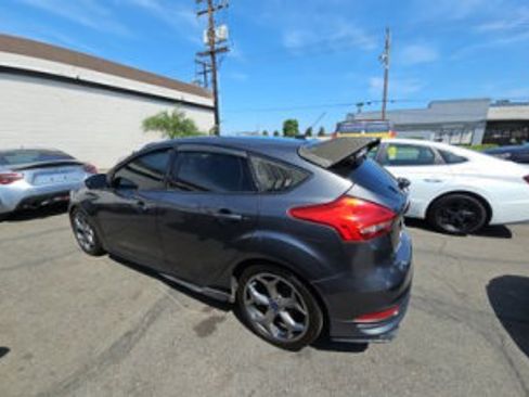 Used 2018 Ford Focus ST FWD image 5