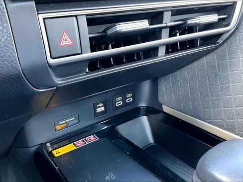 Used 2025 Toyota Camry XLE FWD image 32