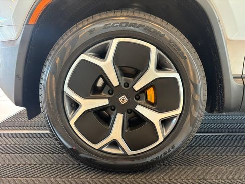 Used 2024 Rivian R1S Adventure AWD/4WD image 11