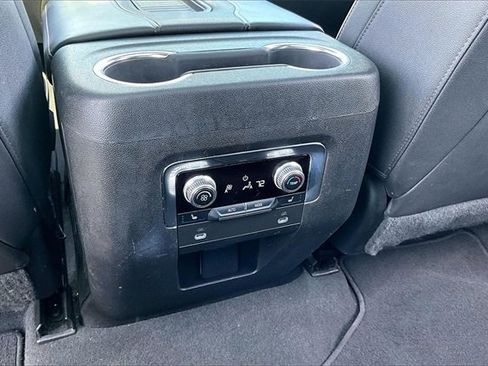 Used 2022 GMC Yukon XL SLT w/ SLT Premium Package image 10