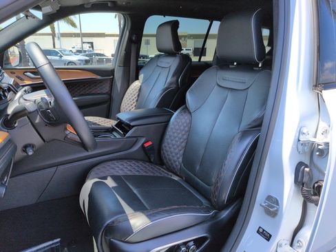 Used 2023 Jeep Grand Cherokee L Summit AWD/4WD image 15