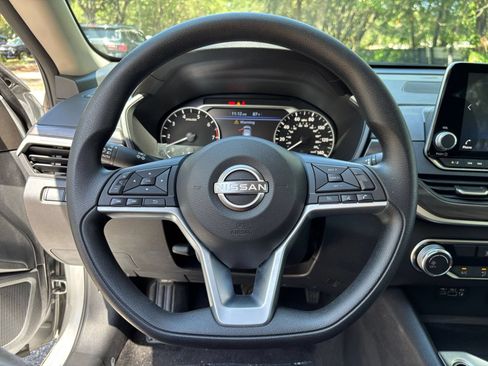 Used 2025 Nissan Altima 2.5 SV FWD image 23
