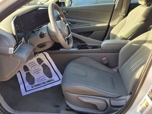 Used 2025 Hyundai Elantra SEL image 5