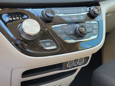 Used 2022 Chrysler Voyager LX image 27