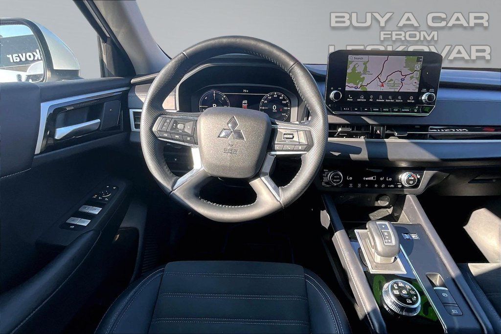 Used 2024 Mitsubishi Outlander 4WD Plug-In Hybrid image 5