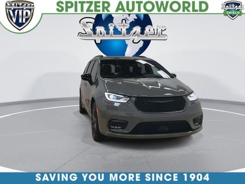 Used 2025 Chrysler Pacifica Limited AWD/4WD image 7